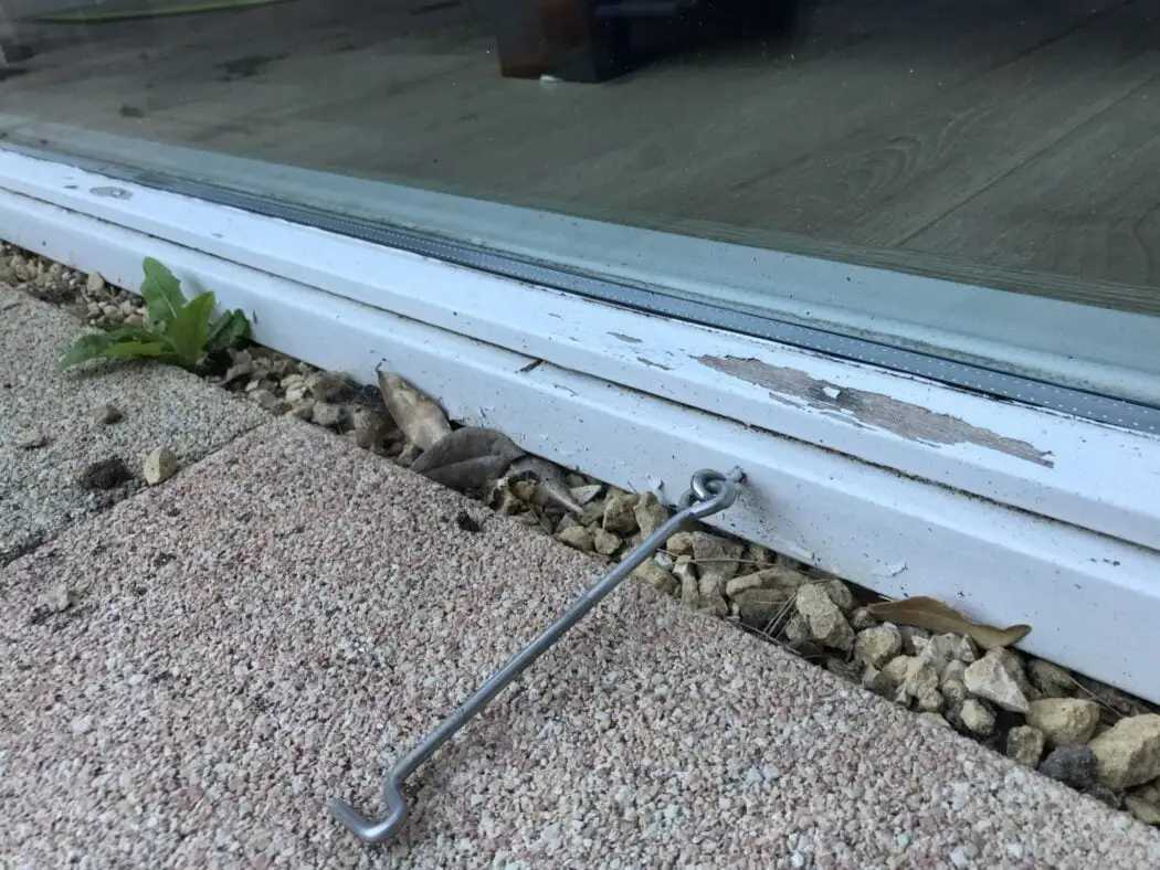 een laagreliëf dorpel onder houten deur of kozijn, ontworpen voor optimale waterafvoer en bescherming tegen houtrot – Toelevering Online