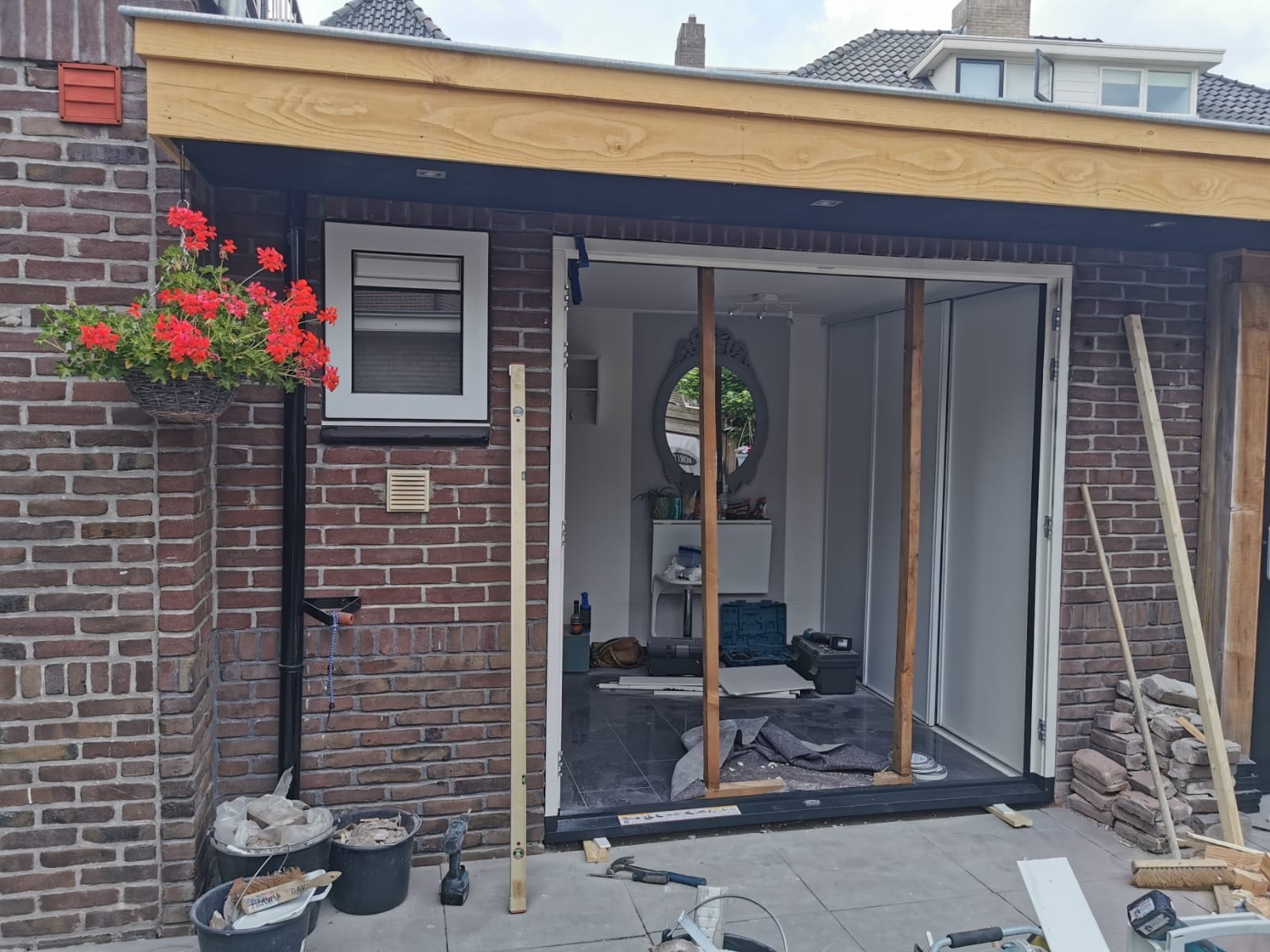 Inmeetfase en plaatsing van stelkozijnen voor nieuwe kunststof kozijnconstructie in bestaande gevel – Toelevering Online