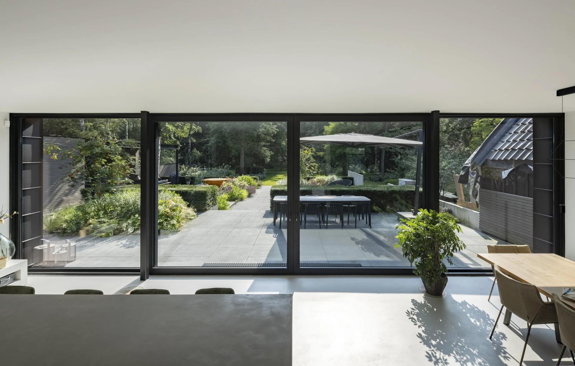 Binnenaanzicht van Aluprof aluminium schuifpui met slank profiel en grote glasvlakken voor maximale lichtinval – Toelevering Online